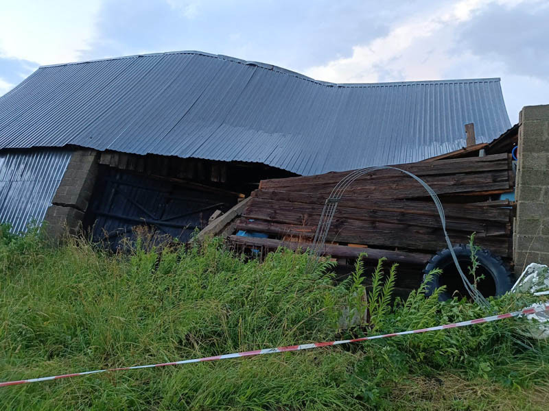 Wiatr zrywał dachy i łamał drzewa