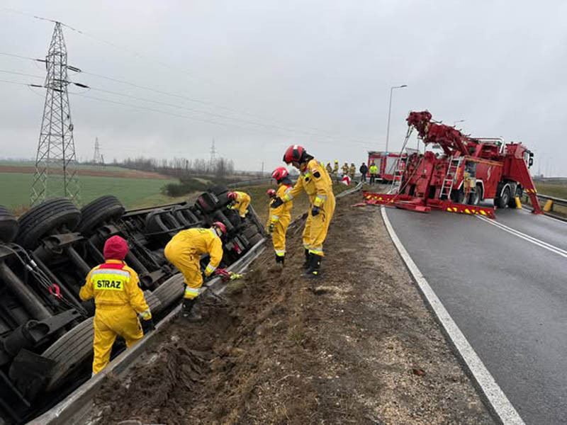 Ciężarówka przewożąca drób wpadła do rowu