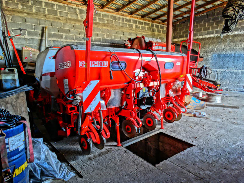 Przywłaszczył sześć siewników, pług, koparkę, opryskiwacz i prasę rolującą...