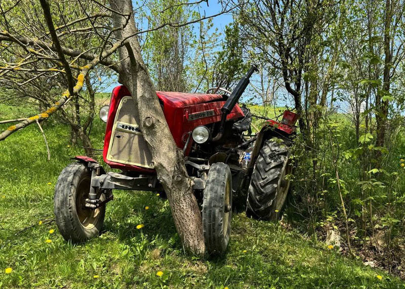 Naprawiał traktor przy włączonym silniku...