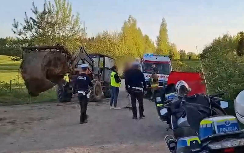 Wiózł belę siana przed ciągnikiem. Potrącił ojca z dzieckiem
