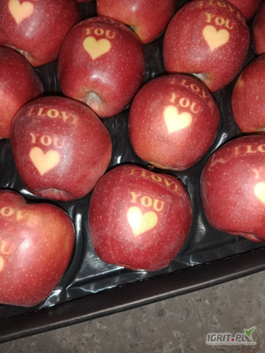 Sprzedam jabłka z napisami I LOVE YOU Z KA 