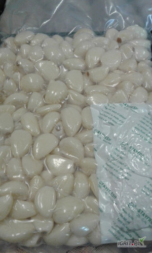 Oferujemy w całorocznej sprzedaży  czosnek obierany pakowany w folię od 500g do 10 kg oraz czosnek pakowany próżniowo po 1...