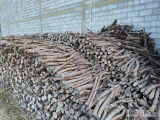 Sprzedam około 60 m3 suchego drewna jabłonkowego różnej grubości, pociętego na mniej więcej metrowe kawałki.