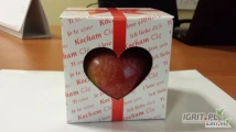 Sprzedam kartoniki z okienkiem w kształcie serca na jabłko walentynkowe. Na kartoniku jest napis ''Kocham Cię'' w różnych językach....