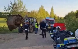 Wiózł belę siana przed ciągnikiem. Potrącił ojca z dzieckiem