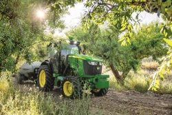 John Deere wprowadza nową serię ciągników 5EN: Kompaktowa moc dla upraw specjalistycznych