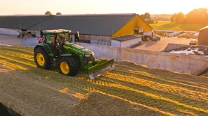 Produkcja mleka na Podlasiu: kiszonka z kukurydzy i flota John Deere w gospodarstwie Zakrzewskich