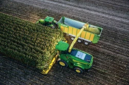 Ciągniki i sieczkarnie polowe John Deere w pełnej synchronizacji