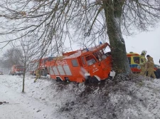 Wóz druhów ochotników zakończył jazdę na drzewie