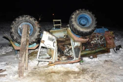 Przewrócony ciągnik przygniótł trzech mężczyzn, ale...