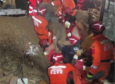 Mężczyzna przysypany przy budowie studni. Udana akcja ratunkowa - ZDJĘCIA