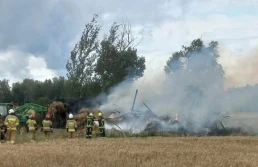 13-latek wyrzucił niedopałek papierosa. Stodoła spłonęła