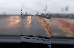 Kierowca jechał i gubił jabłka. Inny zgubił buraki - wideo