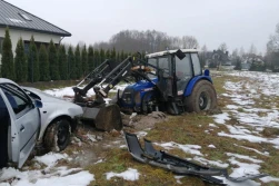 Samochód ugrzązł, ciągnik też