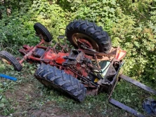 Przewrócony ciągnik w rowie. Co się stało?