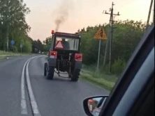 Kierował ciągnikiem na podwójnym gazie. Zatrzymał go inny kierowca