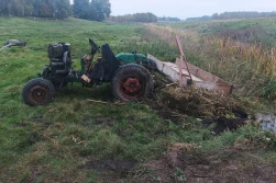 Ciągnik stoczył się do rzeki i przygniótł kierowcę