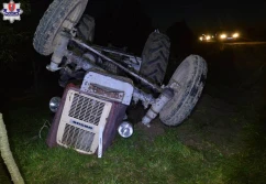 Traktorzysta na dwóch gazach przygnieciony przez ciągnik