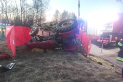 Ciągnik z dwoma przyczepami przygniótł mężczyznę