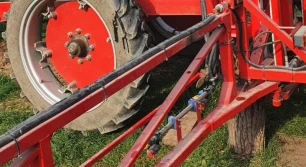 Mężczyzna zginął przygnieciony przez opryskiwacz