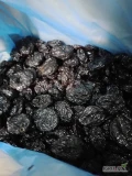 Мы продаем сушоные сливы с косточкой и без косточки.