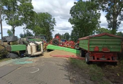 Wywrócił się traktor z przyczepą pełną zboża