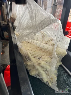 Sprzedam pietruszka handlowa myta, worek szyty 5kg. Również jarzynka myta. Ilości mniejsze i większe. Dostępna również marchewka handlowa. 