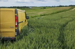 Jeździł po polu niszcząc sąsiadowi kukurydzę