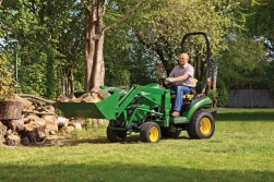 Jesienne porządki w ogrodzie - jak przygotować trawnik na zimę?