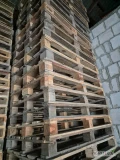 Sprzedam palety używane  jasne 120/100 i 120/80.  Na kostce i na płozach.Suche trzymane pod dachem.