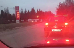 Długie kolejki na stacjach benzynowych