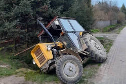 Na dwóch gazach wjechał ciągnikiem do rowu...