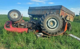 Przyczepa popchnęła ciągnik. Kierowca w szpitalu
