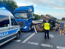 Ciągnik spadł z przewożącej go ciążarówki