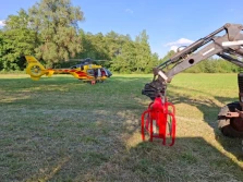 Mężczyzna wciągnięty przez prasę