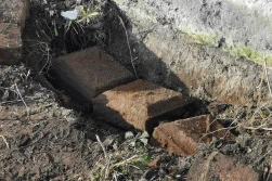 Miny przeciwpancerne koło stodoły, pociski artyleryjskie na polu...