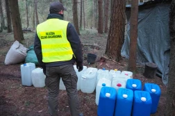 500 litrów alkoholu w podziemnym zbiorniku w lesie...