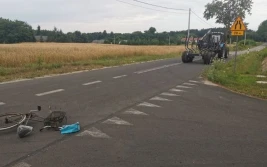 84-letnia rowerzystka wyjechała z drogi podporządkowanej prosto pod ciągnik